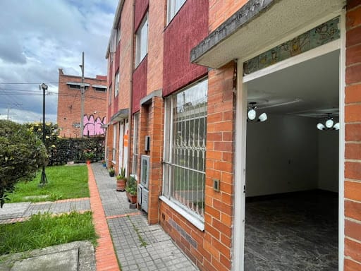 Casa de 4 alcobas en venta en Castilla, Bogotá, 68 m² · foto 2 de 24