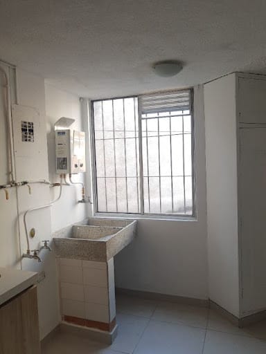 Apartamento de 3 alcobas en arriendo en Los Colores, Medellín, 60 m² · foto 10 de 12