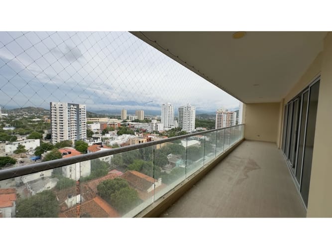 Apartamento de 3 alcobas en venta en Bavaria, Santa Marta, 210 m² · foto 2 de 11