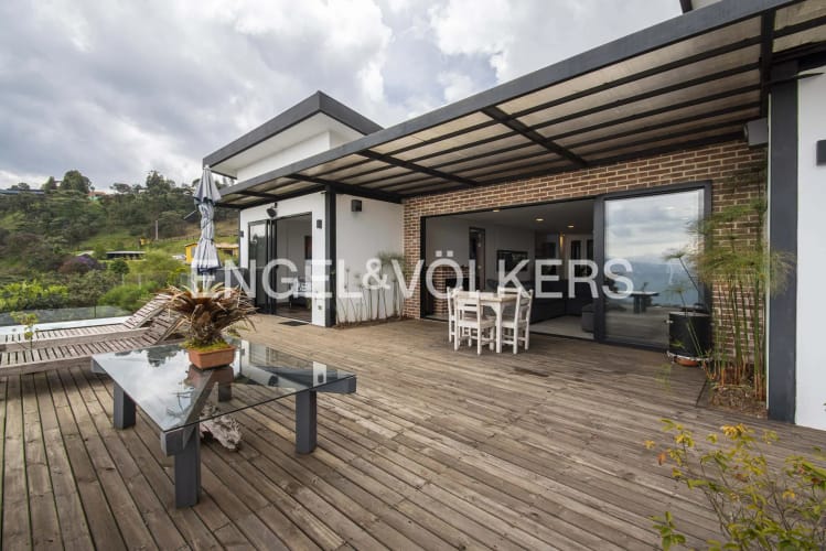 Casa de 2 alcobas en arriendo en Loma De Las Brujas, Envigado, 230 m² · foto 3 de 11