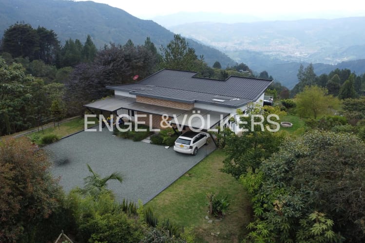 Casa de 2 alcobas en arriendo en Loma De Las Brujas, Envigado, 230 m² · foto 2 de 11