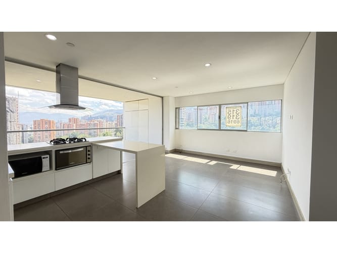 Apartamento de 2 alcobas en venta en El Castillo, Medellín, 90 m² · foto 2 de 22
