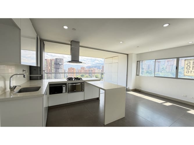 Apartamento de 2 alcobas en venta en El Castillo, Medellín, 90 m² · foto 3 de 22