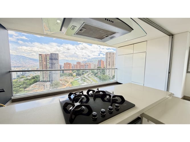 Apartamento de 2 alcobas en venta en El Castillo, Medellín, 90 m² · foto 1 de 22