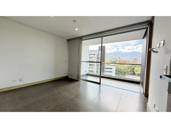 Apartamento de 2 alcobas en venta en El Castillo, Medellín, 90 m² · foto 13 de 22