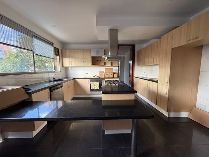 Apartamento de 3 alcobas en arriendo en El Virrey, Bogotá, 280 m² · foto 8 de 24