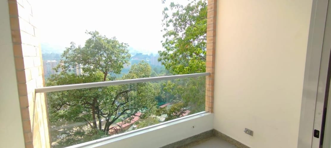 Apartamento de 1 alcoba en venta en Loma De Las Brujas, Envigado, 74 m² · foto 2 de 24