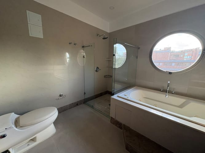 Apartamento de 3 alcobas en arriendo en El Virrey, Bogotá, 280 m² · foto 18 de 24