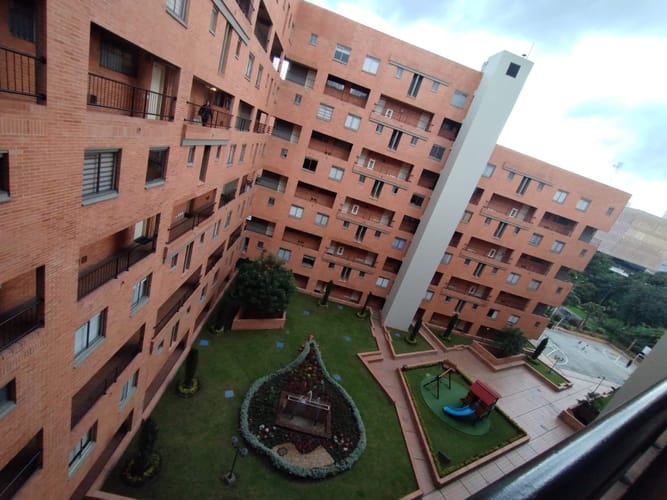 Apartamento de 3 alcobas en venta en Ciudad Salitre, Bogotá, 94 m² · foto 2 de 21