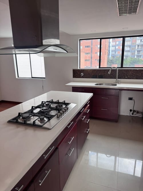 Apartamento de 2 alcobas en arriendo en Los Balsos, Medellín, 183 m² · foto 2 de 14