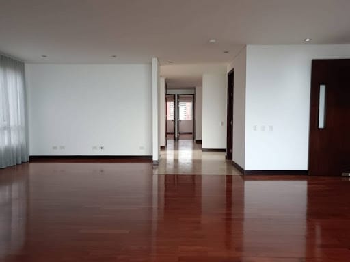 Apartamento de 3 alcobas en arriendo en La Calera, Medellín, 227 m² · foto 2 de 21