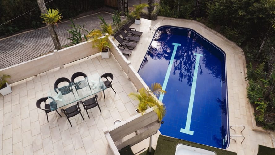 Casa de 6 alcobas en arriendo en Altos Del Poblado, Medellín, 421 m² · foto 2 de 12