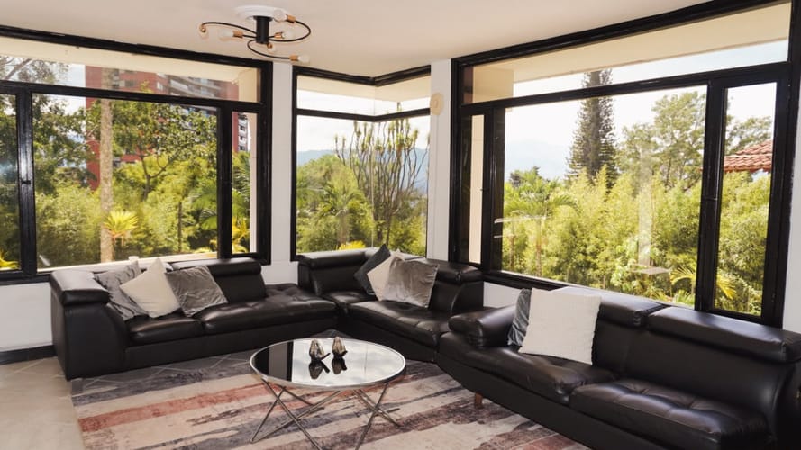 Casa de 6 alcobas en arriendo en Altos Del Poblado, Medellín, 421 m² · foto 3 de 12