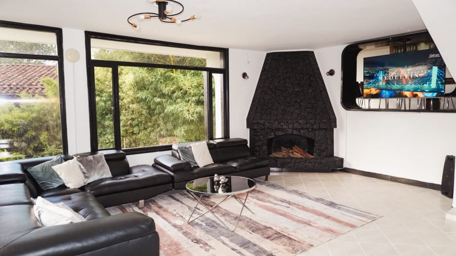 Casa de 6 alcobas en arriendo en Altos Del Poblado, Medellín, 421 m² · foto 4 de 12