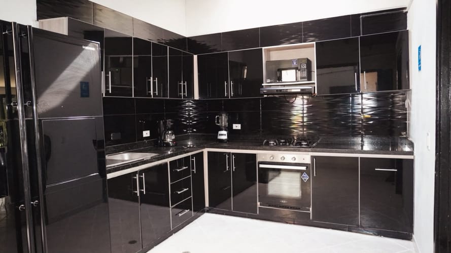 Casa de 6 alcobas en arriendo en Altos Del Poblado, Medellín, 421 m² · foto 5 de 12