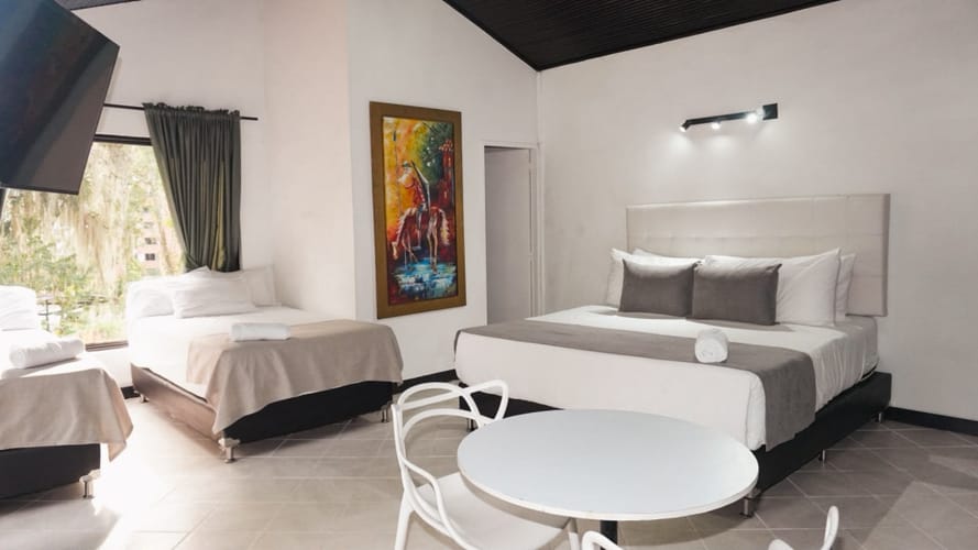 Casa de 6 alcobas en arriendo en Altos Del Poblado, Medellín, 421 m² · foto 7 de 12