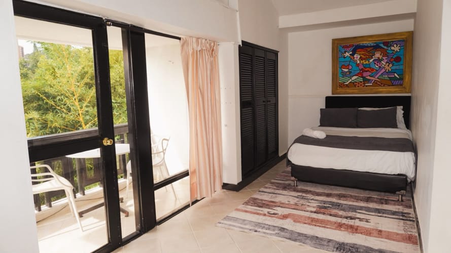 Casa de 6 alcobas en arriendo en Altos Del Poblado, Medellín, 421 m² · foto 8 de 12