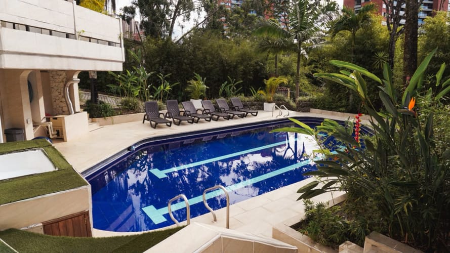 Casa de 6 alcobas en arriendo en Altos Del Poblado, Medellín, 421 m² · foto 9 de 12