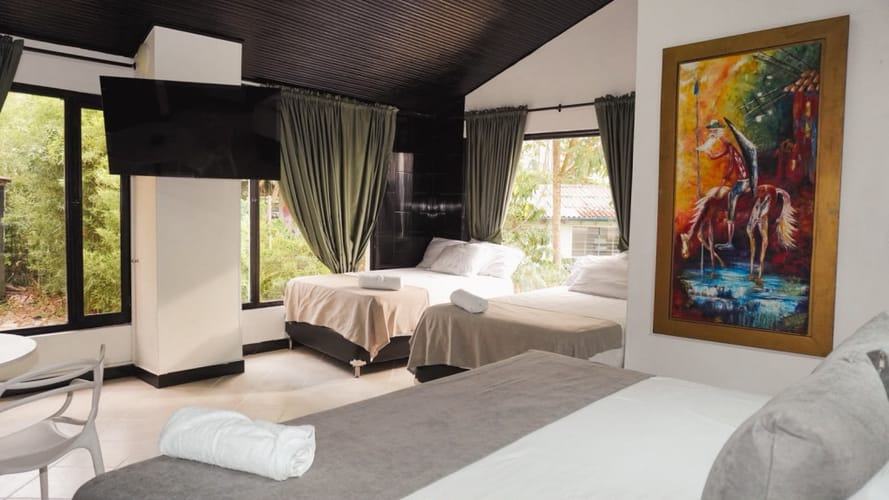 Casa de 6 alcobas en arriendo en Altos Del Poblado, Medellín, 421 m² · foto 10 de 12