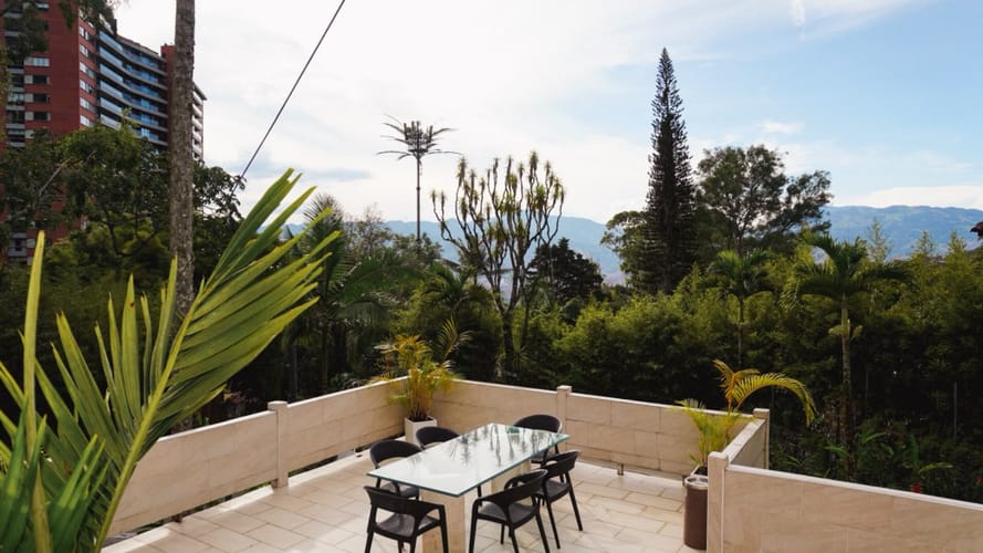 Casa de 6 alcobas en arriendo en Altos Del Poblado, Medellín, 421 m² · foto 11 de 12