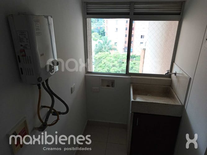 Apartaestudio en arriendo en Loma De Los Bernal, Medellín, 38 m² · foto 4 de 12