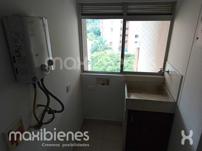 Apartaestudio en arriendo en Loma De Los Bernal, Medellín, 38 m² · foto 7 de 12
