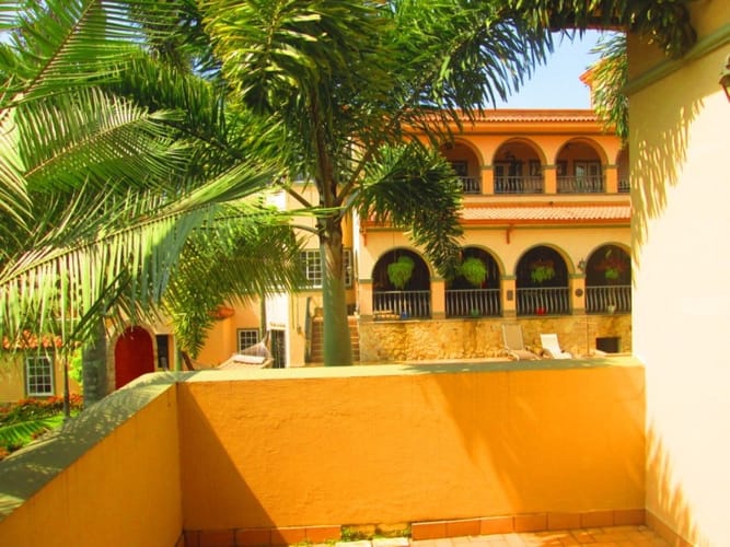 Casa de 7 alcobas en venta en Ciudad Jardin, Cali · foto 2 de 24