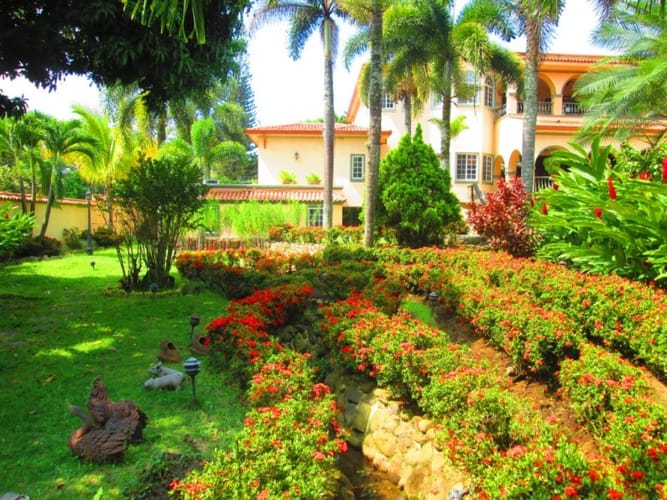 Casa de 7 alcobas en venta en Ciudad Jardin, Cali · foto 3 de 24
