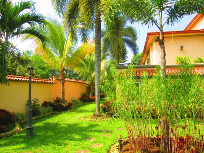 Casa de 7 alcobas en venta en Ciudad Jardin, Cali · foto 23 de 24