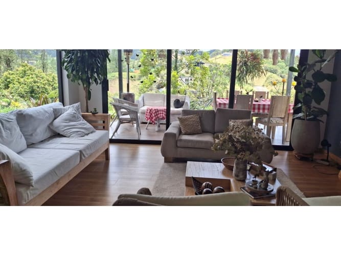 Casa de 3 alcobas en arriendo en El Castillo, Medellín, 200 m² · foto 4 de 16