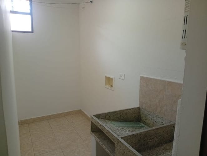 Apartamento de 2 alcobas en arriendo en Las Violetas, Medellín, 51 m² · foto 4 de 12