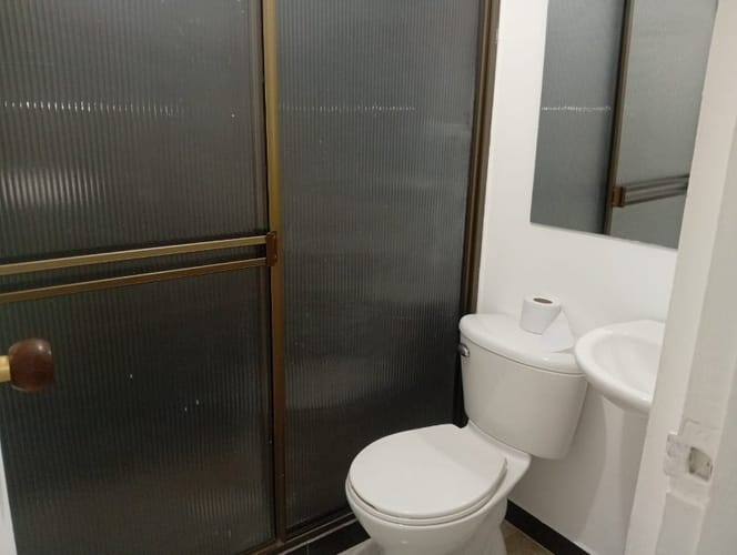 Apartamento de 2 alcobas en arriendo en Las Violetas, Medellín, 51 m² · foto 9 de 12