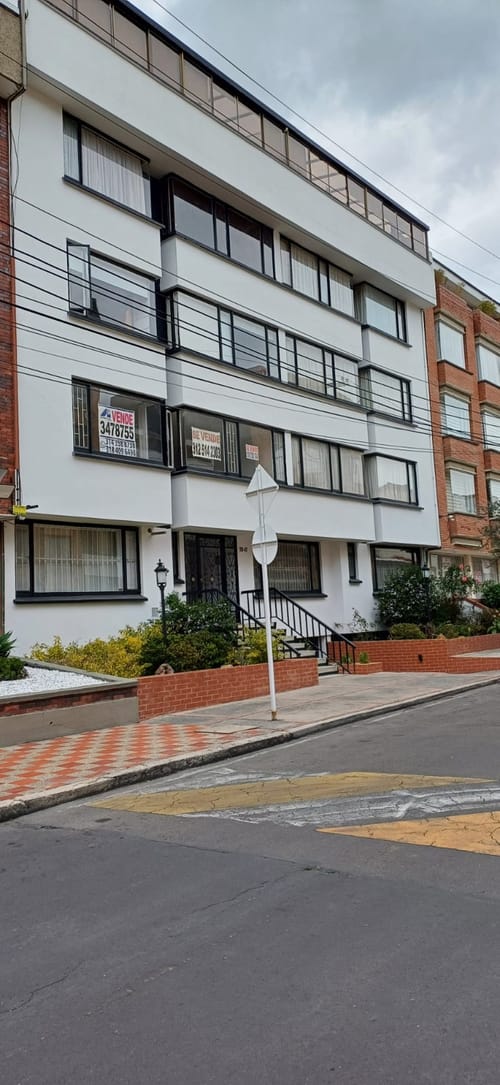 Apartamento de 2 alcobas en venta en Chicó Navarra, Bogotá, 74 m² · foto 2 de 18