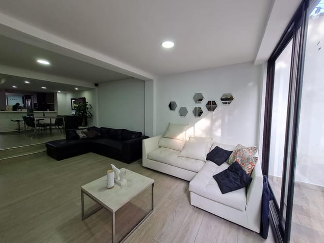 Casa de 3 alcobas en venta en El Poblado, Medellín, 250 m² · foto 3 de 14
