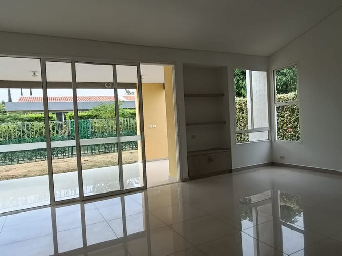 Casa de 3 alcobas en arriendo en El Castillo, Jamundí, 272 m² · foto 2 de 10