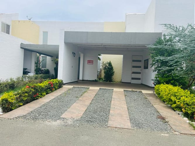 Casa de 5 alcobas en venta en Ub. Fenix, Jamundí, 250 m² · foto 1 de 24