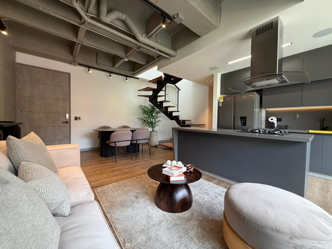 Apartamento de 2 alcobas en venta en Laureles, Medellín, 175 m² · foto 2 de 12