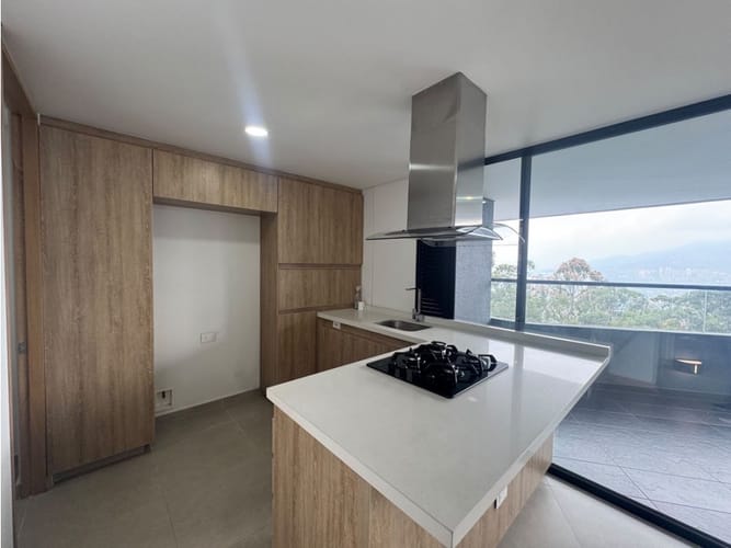 Apartamento de 3 alcobas en arriendo en Las Palmas, Medellín, 163 m² · foto 2 de 17
