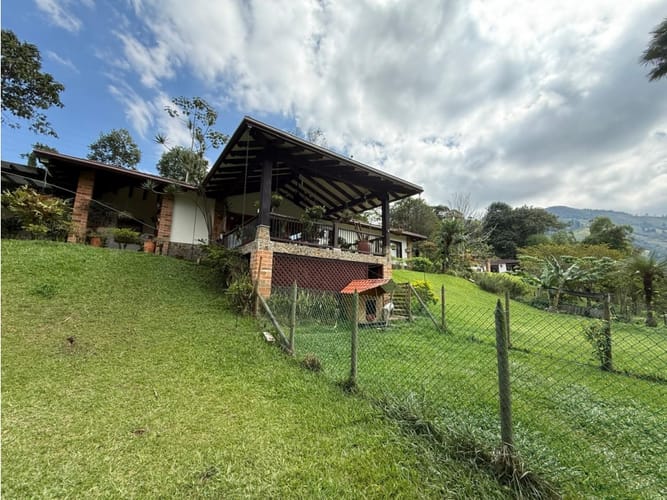Casa de 4 alcobas en venta en La Tablaza, La Estrella, 460 m² · foto 2 de 24