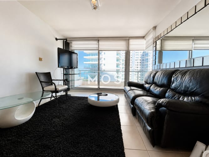 Apartamento de 2 Dormitorios a metros del mar y torre moderna, playa Mansa, Punta del Este · Foto 2