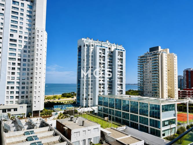 Apartamento de 2 Dormitorios a metros del mar y torre moderna, playa Mansa, Punta del Este · Foto 6