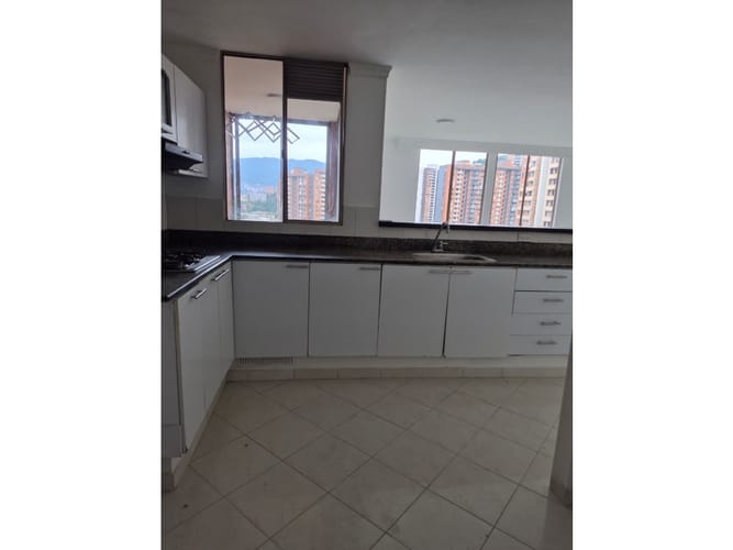 Apartamento de 4 alcobas en arriendo en Belén, Medellín, 140 m² · foto 3 de 24