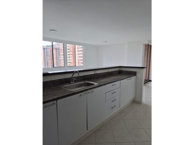 Apartamento de 4 alcobas en arriendo en Belén, Medellín, 140 m² · foto 15 de 24