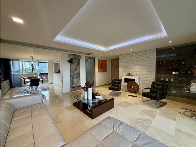 Apartamento de 3 alcobas en venta en El Tesoro, Medellín, 240 m² · foto 2 de 24