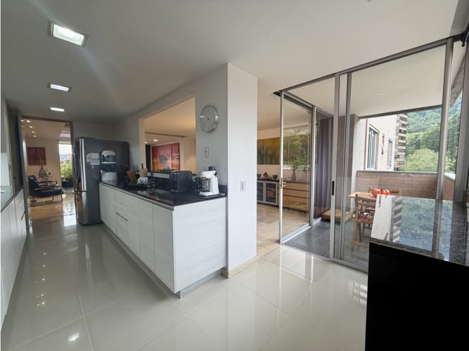 Apartamento de 3 alcobas en venta en El Tesoro, Medellín, 240 m² · foto 10 de 24