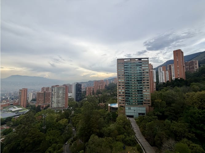Apartamento de 3 alcobas en venta en El Tesoro, Medellín, 240 m² · foto 23 de 24