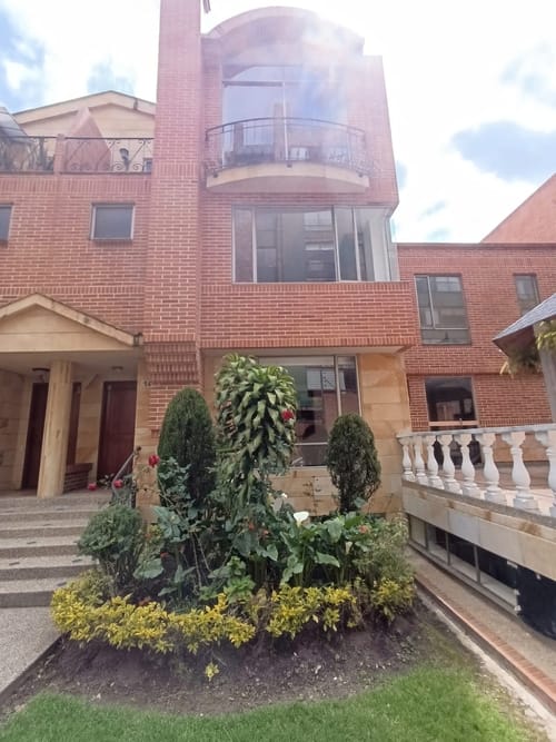 Casa de 3 alcobas en venta en Gratamira, Bogotá, 248 m² · foto 1 de 24