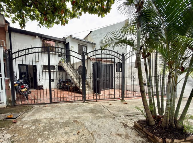 Casa de 3 alcobas en venta en El Refugio, Cali, 272 m² · foto 1 de 24