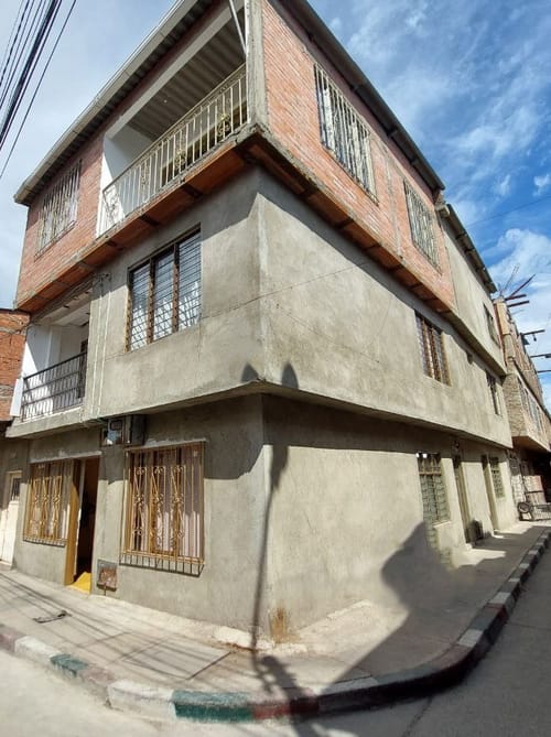 Casa de 8 alcobas en venta en Ulpiano Lloreda, Cali, 324 m² · foto 1 de 24