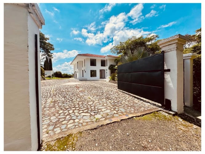 Casa de 6 alcobas en arriendo en Cerritos, Pereira, 534 m² · foto 2 de 20